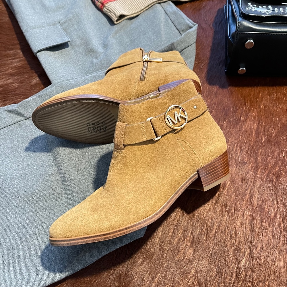 New MICHAEL Michael Kors Harland Ankle Booties, Praline, Size 6 - Picture 3 of 8